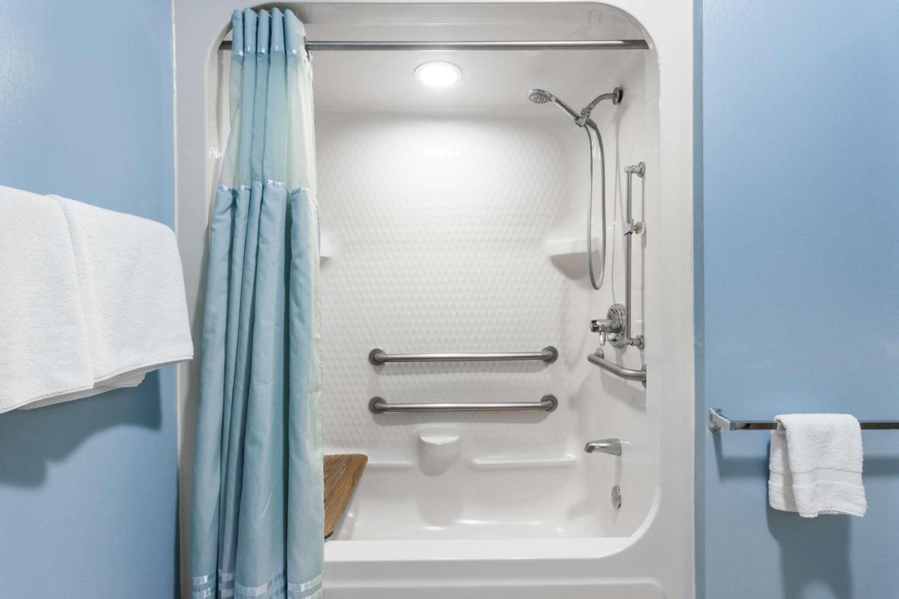 Howard Johnson By Wyndham Vancouver Hotel & Suites Exteriör bild