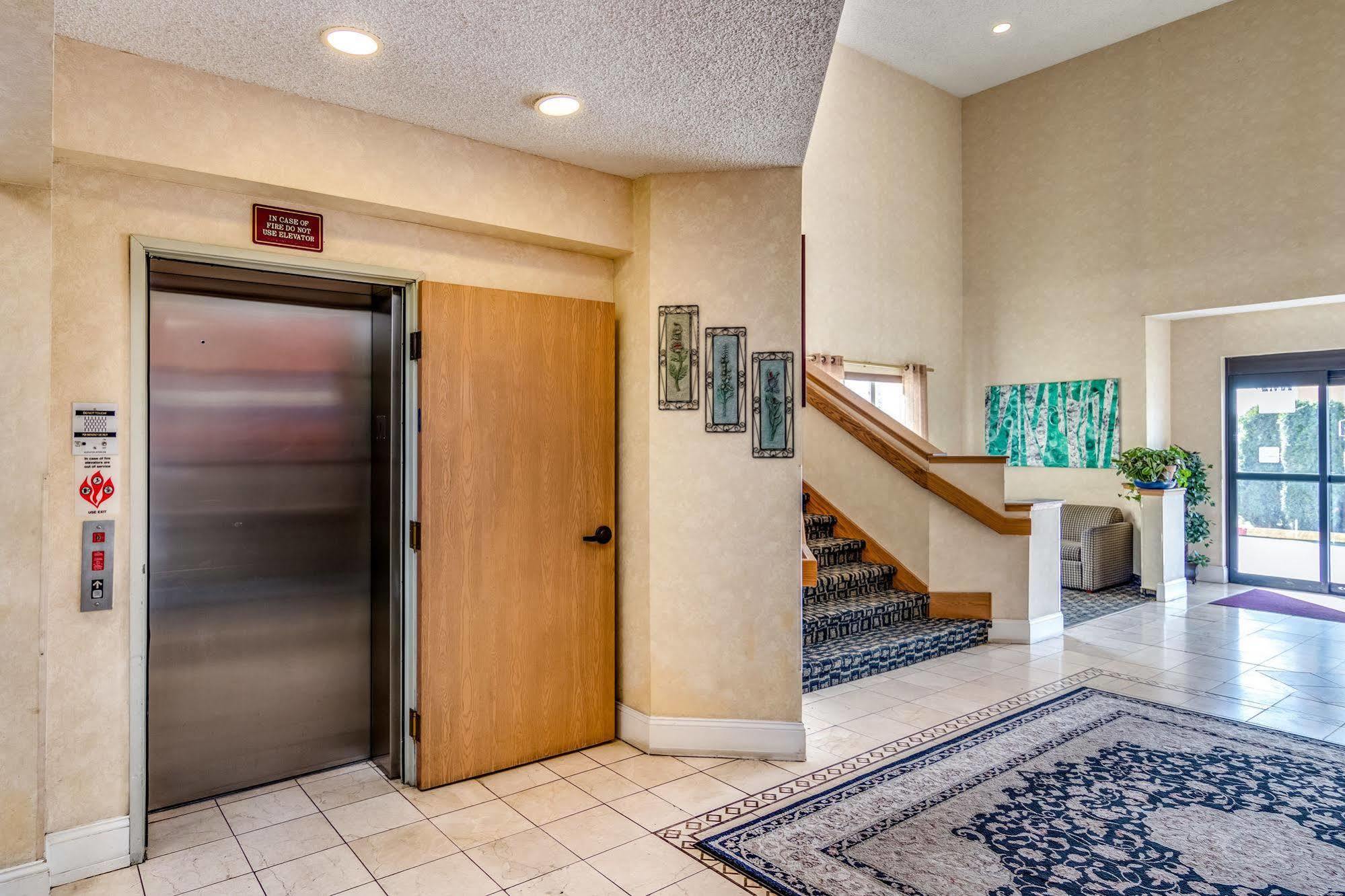 Howard Johnson By Wyndham Vancouver Hotel & Suites Exteriör bild