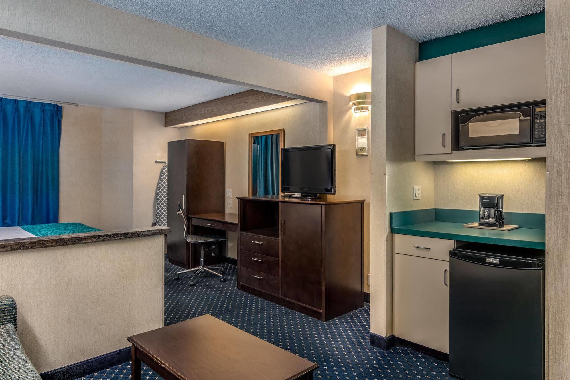 Howard Johnson By Wyndham Vancouver Hotel & Suites Exteriör bild
